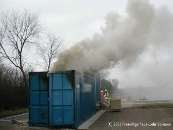 Brandcontainer in Elmenhorst: Von auen nur harmloser Qualm...