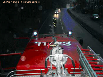 Einsatz: lspur, fotografiert vom Dach des TLF (TankLschFahrzeug). Im Vordergrund in der Mitte ist der Wasserwerfer zu sehen. Die Nummer 11/23 steht fr die Feuerwehr (11 = Brnsen) und die Fahrzeugart (23 = TLF).